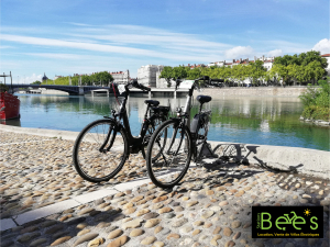 Un vélo de Station Bee's sur les quais du Rhône
