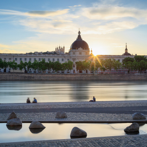 Les Berges du Rhône au crépuscule © Sander Van Der Werf / Shutterstock 1108145765