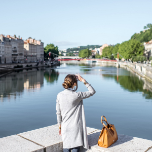 Femme regardant la Saône - credit Ross Helen - shutterstock