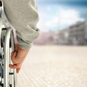 Fauteuil roulant en ville © S_Photo/Shutterstock.com