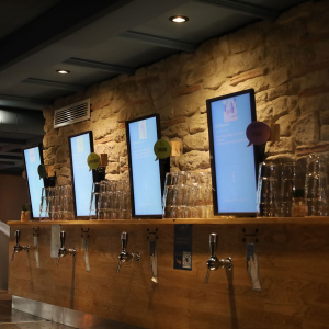Le mur à bières de MOS pub Bellecour