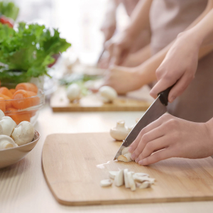 Cours de cuisine © AfricaStudio / Shutterstock 615897914