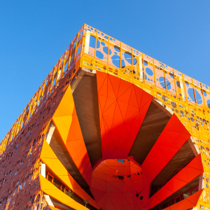 Cube orange Confluence Jakob+MacFarlane © Dvoevnore/Shutterstock.com