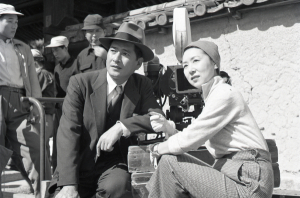 Kinuyo Tanaka sur le tournage du film "La Lune s'est levée"  Nikkatsu