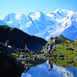 Groupe en train de marcher dans les Aiguilles Rouges