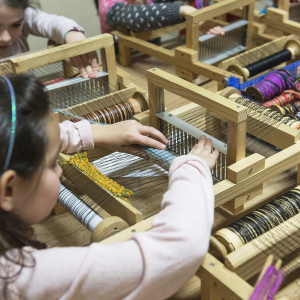 Séance de tissage pour enfants © Soierie Vivante