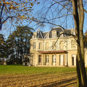 Sathonay-Village - Le parc de l'Hôtel de Ville