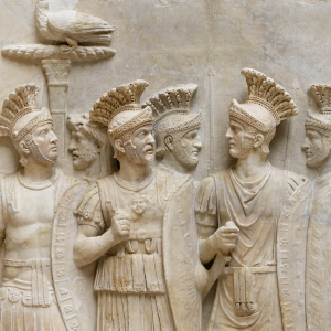 Bas-relief historique, dit «des Prétoriens», provenant de l’arc de Claude à Rome, vers 51-52 ap. J.-C, marbre, Musée du Louvre, Département des Antiquités Grecques, Étrusques et Romaines, Photo © RMN-Grand Palais (musée du Louvre)/ Hervé Lewandowski