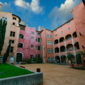 Place de la Basoche ©  Shutterstock_1041637660_Romain Biard