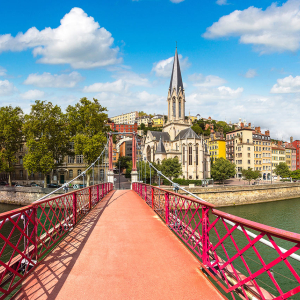 Passerelle Saint-Georges sur la Saône  © SF / Shutterstock 728316733