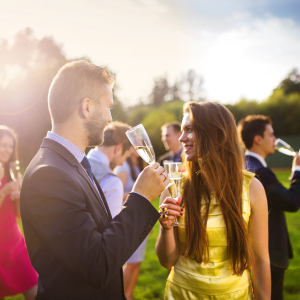 Réception de mariage dans un parc © Halfpoint/Shutterstock.com